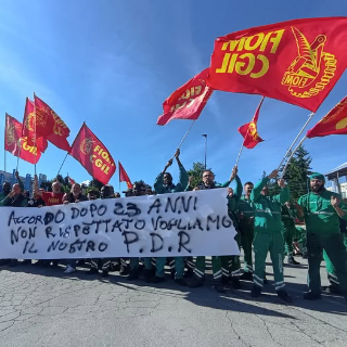 Protesta dei lavoratori alla Merlo di Cervasca: in sciopero per il premio aziendale e il blocco delle trattative nazionali